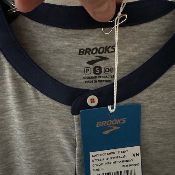 BROOKS RUNNING MEN’S CADENCE SHORT SLEEVE: GRAY/BLUE: NWT: SZ S - Picture 2 of 4